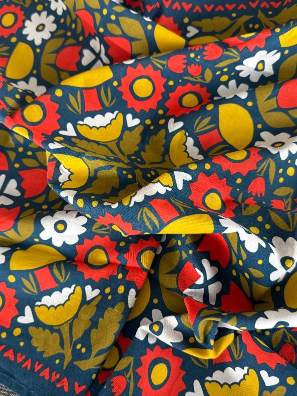 NWT, HANKER BANDANA IN DARLING, COLORFUL FLORAL PRINT!